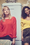 Campaña de LolaLiza AW 19 (looks: jersey rojo, jersey amarillo, falda gris corta)