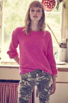 Kampagne von LolaLiza AW 19 (Looks: Fuchsia Pullover, graue Camouflage Jeans)