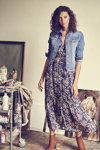 Kampagne von LolaLiza AW 19 (Looks: himmelblaue Jeansjacke, blaues Kleid mit Blumendruck)