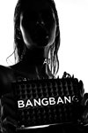 Erin Michelle Cummins. Kampagne von Maison BangBang (Looks: schwarze Handtasche)