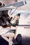 Кампанія білизни Marlies Dekkers SS 2020 (наряди й образи: пілотка кольору хакі, купальник кольору хакі на застібці-блискавці, білі шпильки, блонд (колір волосся))