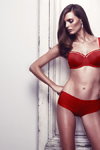 Dessous-Kampagne von Marlies Dekkers Signature (Looks: roter BH, roter Slip)