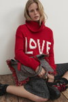 Lookbook Matalan AW19 (ubrania i obraz: pulower z napisem czerwony, spódnica w groszki czarna, skarpetki czarne)
