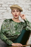 Kampania Orsay FW 19/20 (ubrania i obraz: beret cielisty, bluzka zielona)