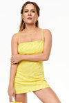 Caroline Louise Flack. Campaña de River Island X Caroline Flack (looks: vestido de tirantes amarillo corto)