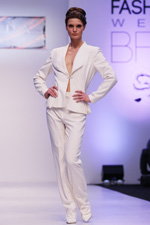 показ одежды украинского бренда Golda (Belarus Fashion Week, Минск, 15.04.11). брючный костюм (наряды и образы: белые туфли, белый брючный костюм)
