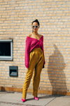 Moda uliczna. 08/2019 — Copenhagen Fashion Week SS2020 (ubrania i obraz: pulower w kolorze fuksji, spodnie żółte, półbuty w kolorze fuksji)