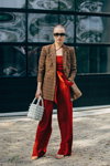 Вулична мода. 08/2019 — Copenhagen Fashion Week SS2020 (наряди й образи: червоні брюки, сіра сумка, коричневий картатий жакет)