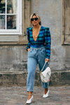 Moda uliczna. 08/2019 — Copenhagen Fashion Week SS2020 (ubrania i obraz: jeansy błękitne, torebka biała, półbuty białe)