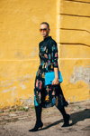Moda uliczna. 08/2019 — Copenhagen Fashion Week SS2020 (ubrania i obraz: sukienka z nadrukiem czarna, buty czarne)