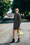 Moda uliczna. 08/2019 — Copenhagen Fashion Week SS2020 (ubrania i obraz: sukienka w kratę mini, torebka żółta, botki czarne, okulary przeciwsłoneczne)