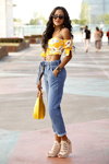 Уличная мода. 07/2019 — MBFW Madrid SS2020 (наряды и образы: солнцезащитные очки, желтый цветочный кроп-топ, желтая сумка, голубые джинсы, белые босоножки на танкетке)