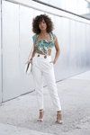 Moda uliczna. 07/2019 — MBFW Madrid SS2020 (ubrania i obraz: spodnie białe, sandały białe, torebka biała)