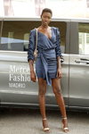 Moda uliczna. 07/2019 — MBFW Madrid SS2020 (ubrania i obraz: suknia koktajlowa niebieska, sandały złote)
