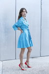 Minerva Portillo. Moda uliczna. 07/2019 — MBFW Madrid SS2020 (ubrania i obraz: sukienka błękitna, sandały czerwone)