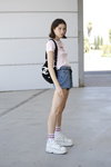 Straßenmode. 07/2019 — MBFW Madrid SS2020 (Looks: rosanes Top, himmelblaue Jeans-Shorts, schwarze Handtasche, weiße Socken, weiße Sneakers)