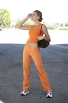Уличная мода. 07/2019 — MBFW Madrid SS2020 (наряды и образы: оранжевый топ, оранжевые джинсы, белые кроссовки, коричневая сумка)