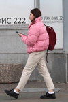 Straßenmode in Minsk. 10/2019 (Looks: rosane gesteppte Jacke, Beige Hose, weiße Socken, schwarze Pumps, Burgunder farbener Rucksack)