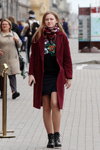 Уличная мода в Минске. 10/2019 (наряды и образы: свекольное пальто, чёрное платье, чёрные ботинки)