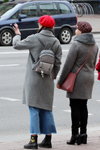 Уличная мода в Минске. 10/2019 (наряды и образы: красный берет, серое пальто, серый рюкзак)