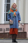 Moda uliczna w Mińsku. 10/2019 (ubrania i obraz: palto błękitne, rajstopy czarne, sukienka terakotowa, blond (kolor włosów))