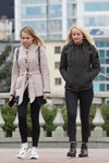 Moda uliczna w Mińsku. 10/2019 (ubrania i obraz: jeansy czarne, buty sportowe białe, skarpetki białe, blond (kolor włosów), jeansy czarne)
