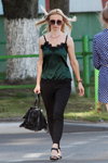 Moda uliczna. 08/2019 (ubrania i obraz: top zielony, spodnie czarne, torebka czarna, okulary przeciwsłoneczne, blond (kolor włosów))