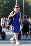 Moda uliczna. 08/2019 (ubrania i obraz: sukienka niebieska, okulary przeciwsłoneczne, blond (kolor włosów))
