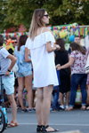 Straßenmode. 08/2019 (Looks: weißes Kleid mit Volant, schwarze Sandalen)