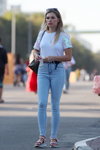 Straßenmode. 08/2019 (Looks: weißes Top, himmelblaue Jeans, rosane Sandalen)
