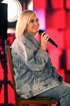 Katy Perry. Awards ceremony — 2020 American Music Awards (looks: sky blue jean jacket, sky blue jeans, blond hair)