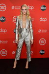 Cara Delevingne. Awards ceremony — 2020 American Music Awards (looks: silver pantsuit, black pumps, blond hair)