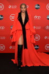 Сиара. Церемония награждения — 2020 American Music Awards (наряды и образы: красное вечернее платье с разрезом, чёрные ботфорты)