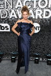 Renée Zellweger. 26th Annual Screen Actors Guild Awards (looks: vestido de noche con abertura azul)