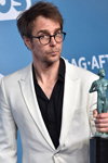 Сэм Рокуэлл. 26-я церемония вручения премии Гильдии киноактёров США (наряды и образы: белый пиджак, чёрная рубашка, очки)