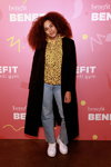 Simone Powderly. Gäste von BeneFIT Anti-Gym (Looks: himmelblaue Jeans, schwarzer Mantel, gelber Kapuzenpullover mit Leopard Druck, weiße Sneakers)