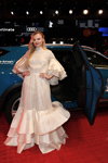 Maria-Victoria Dragus. Johnny Depp, Emilia Schule, Katherine Jenkins y otros — Berlinale 2020 (looks: vestido de noche blanco)