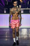 Modenschau von Boozt — Copenhagen Fashion Week AW 20/21 (Looks: rosane Shorts, weiße Socken, schwarze Schnürer)