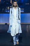 Pokaz Boozt — Copenhagen Fashion Week AW 20/21 (ubrania i obraz: palto błękitne, spodnie błękitne)