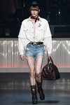 Pokaz Boozt — Copenhagen Fashion Week AW 20/21 (ubrania i obraz: jeansowe szorty błękitne, koszula biała, torebka brązowa)