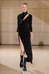 Pokaz Soeren Le Schmidt — Copenhagen Fashion Week AW 20/21 (ubrania i obraz: suknia wieczorowa z rozcięciem czarna, podkolanówki czarne, botki czarne)