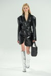 Desfile de STAND STUDIO — Copenhagen Fashion Week AW 20/21 (looks: abrigo negro, botas plateadas, bolso negro)