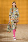 Modenschau von Stine Goya — Copenhagen Fashion Week AW 20/21 (Looks: buntes Kleid, Fuchsia Strumpfhose)