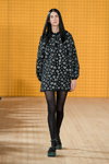 Показ Stine Goya — Copenhagen Fashion Week AW 20/21 (наряды и образы: чёрные колготки, чёрное платье мини)