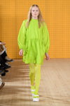 Показ Stine Goya — Copenhagen Fashion Week AW 20/21 (наряды и образы: салатовое платье мини, желтые колготки)