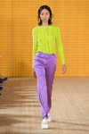 Pokaz Stine Goya — Copenhagen Fashion Week AW 20/21 (ubrania i obraz: pulower sałatkowy, spodnie fioletowe)