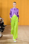 Показ Stine Goya — Copenhagen Fashion Week AW 20/21 (наряди й образи: фіолетова блуза, салатові брюки, салатові шкарпетки)