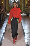 Blesnya Minher. Modenschau von Giambattista Valli x H&M (Looks: rote Bluse, schwarze Hose)