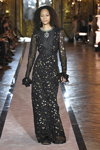 Selena Forrest. Desfile de Giambattista Valli x H&M (looks: vestido de noche negro)
