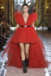 Vittoria Ceretti. Modenschau von Giambattista Valli x H&M (Looks: rotes Abendkleid mit Ausschnitt)